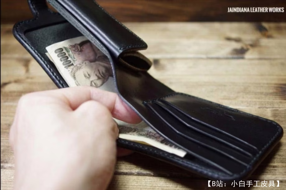 带肩带的双折皮革钱包的图案 - 2