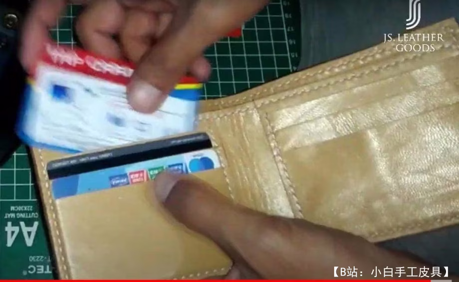 经典双折钱包的图案 - 2