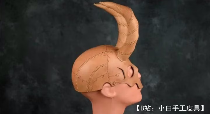 头骨形式的皮头盔图案，头上有角 - 3