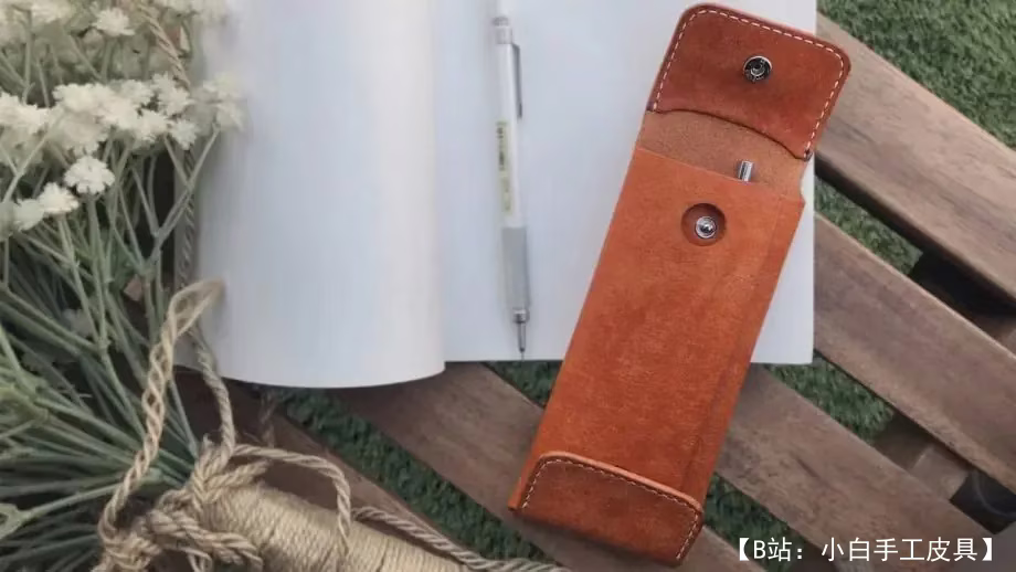 带阀门按钮的皮革铅笔盒图案 - 1