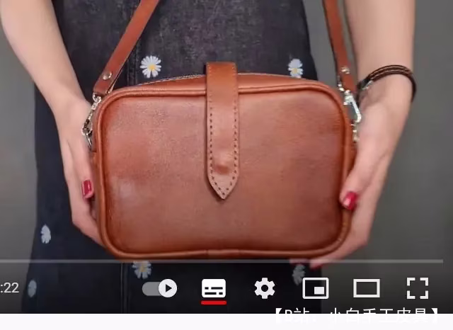 带肩带的小皮革手提包的图案 - 1