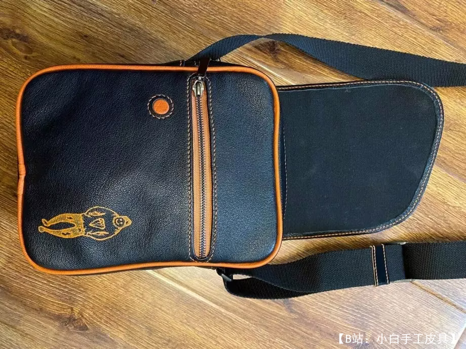 带拉链翻盖的皮包图案 - 1