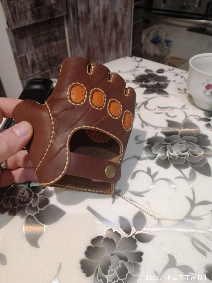 张开手指的皮手套图案 - 1